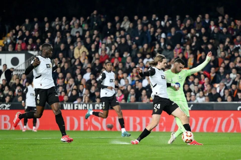 包含菲尼克斯太阳训练开放日；转会期豪取连胜引欢呼；西甲在即；赛程密集仍需轮换的词条