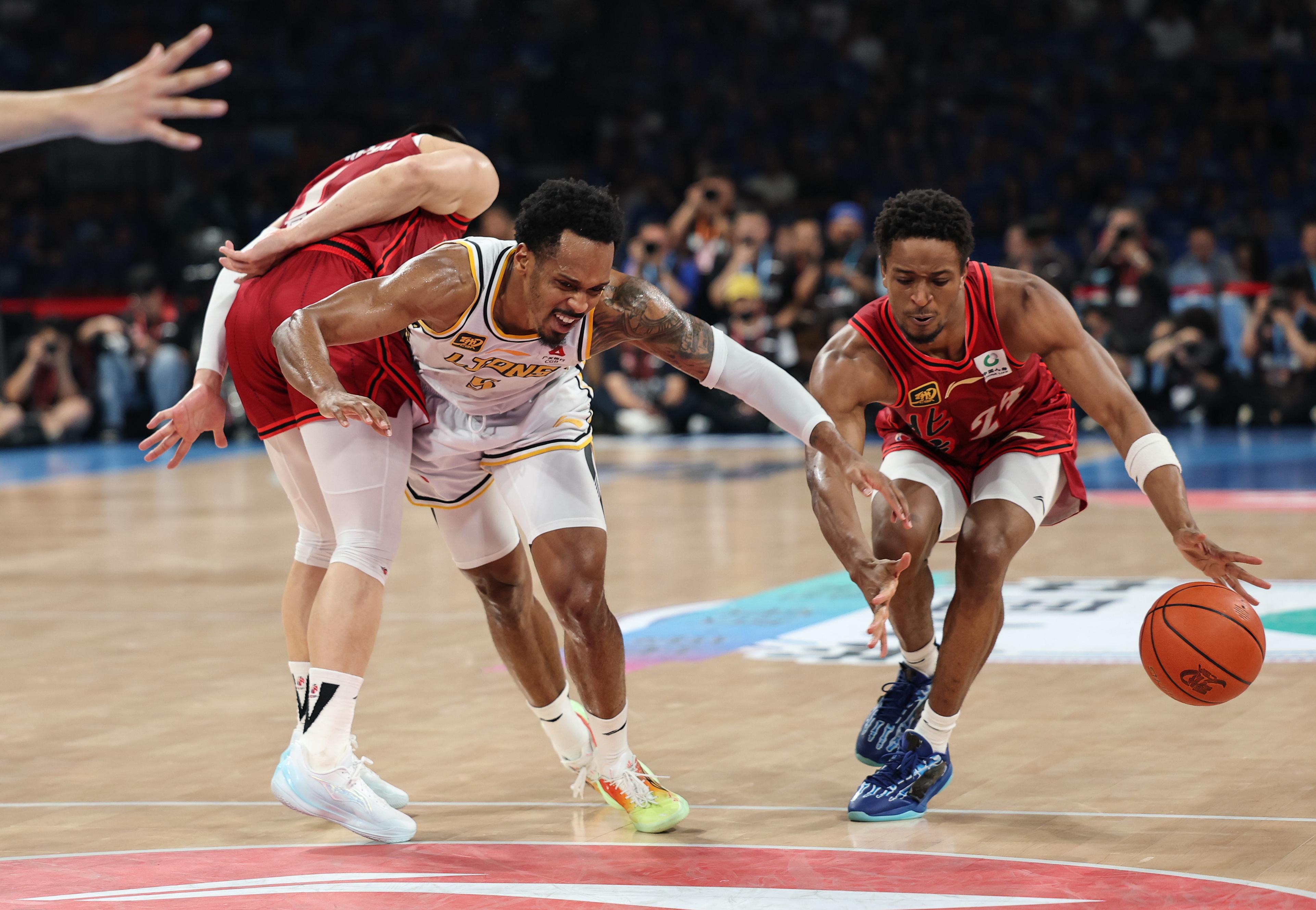 冲刺阶段克里夫兰骑士备战欧篮联,更衣室发声细节曝光,震撼外界,阵容厚度经受考验(克里夫兰骑士微博) 冲刺阶段克里夫兰骑士备战欧篮联,更衣室发声细节曝光,震撼外界,阵容厚度经受考验(克里夫兰骑士微博)