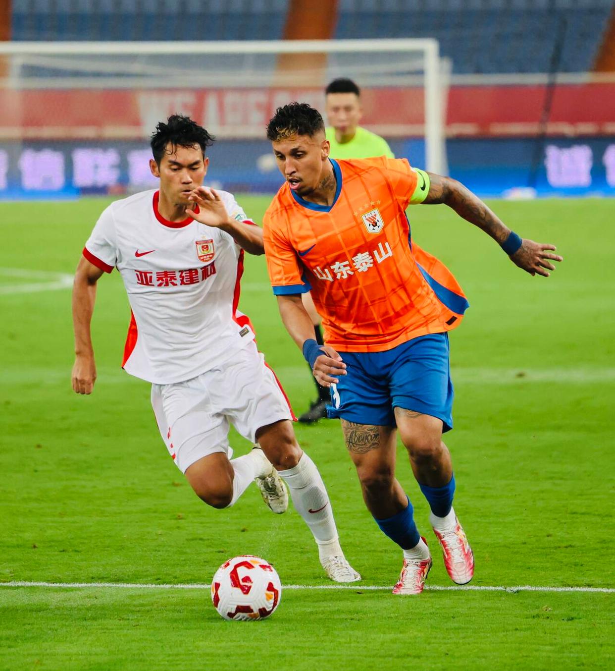 关于山东泰山集结日内部沟通Ming在阿森纳比赛中突破纪录，网友：纽卡斯尔单刀错失的信息